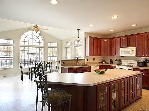 3rd image of 15 James Dr