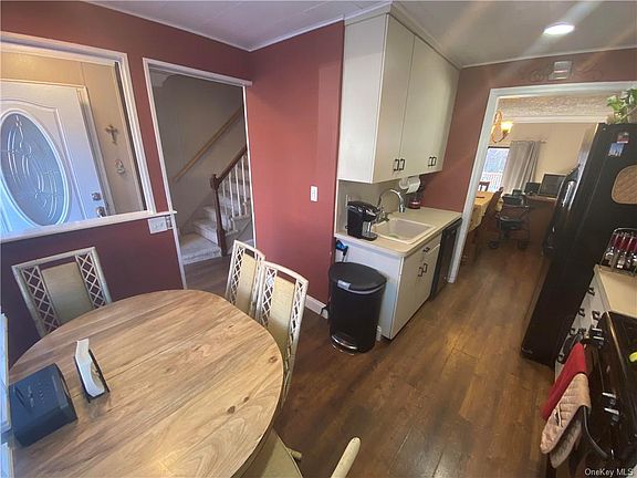 2nd image of 929 Vincent Ave