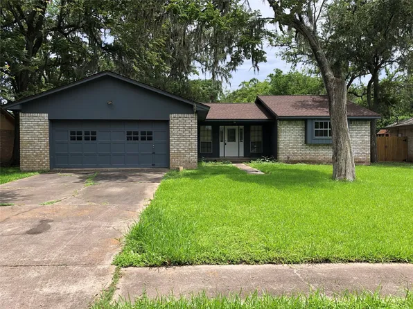303 Dogwood St, Lake Jackson, TX 77566