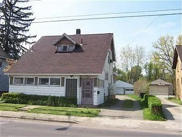 1052 Summit St NW photo 1