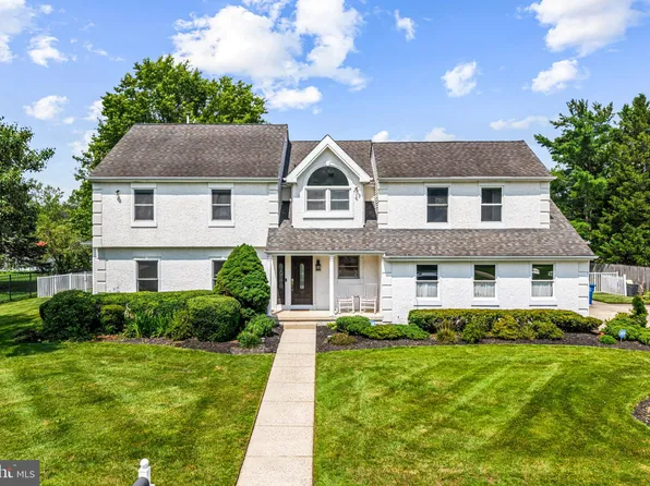 20 Horseshoe Dr, Mount Laurel, NJ 08054