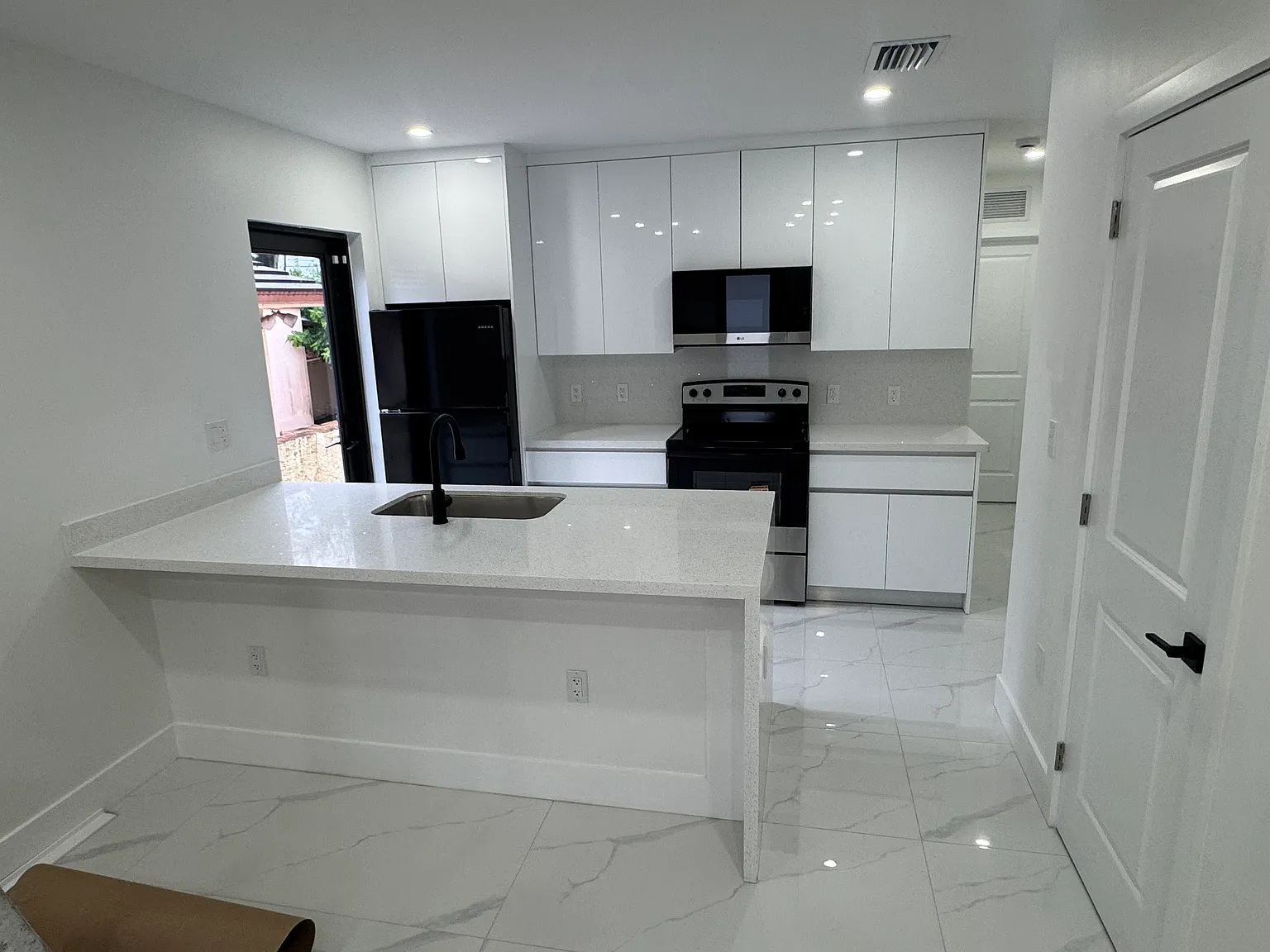 3 bed, 2.5 bath, 1308 sqft, $3,200 — Photo 2