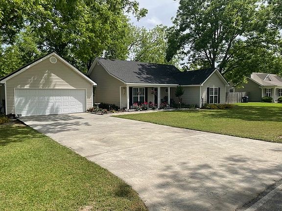 2nd image of 221 Pecan St