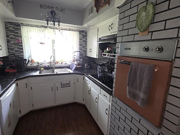 5th image of 607 Oak St