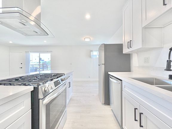 3rd image of 7305 Variel Ave APT 2