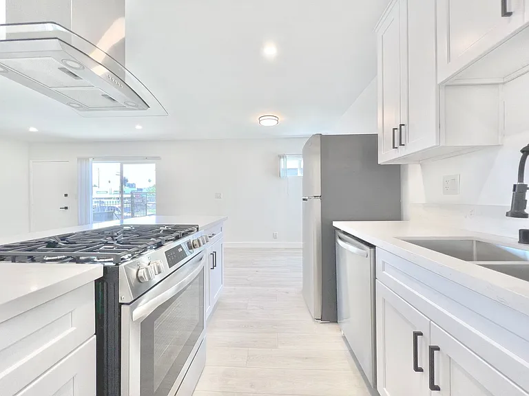 7305 Variel Avenue — Photo 3