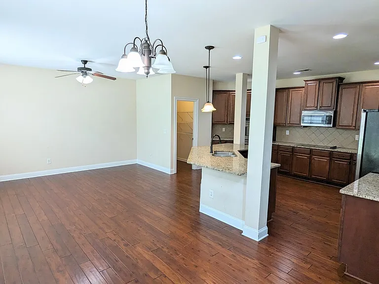 718 Erika Ln — Photo 6