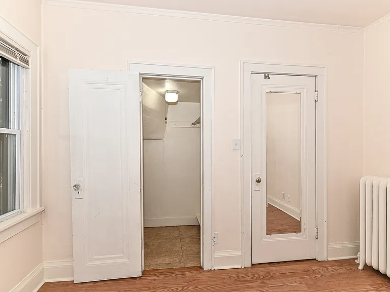 bedroom2-closet
