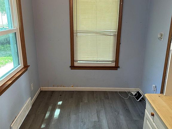 3rd image of 4149 Carnegie St