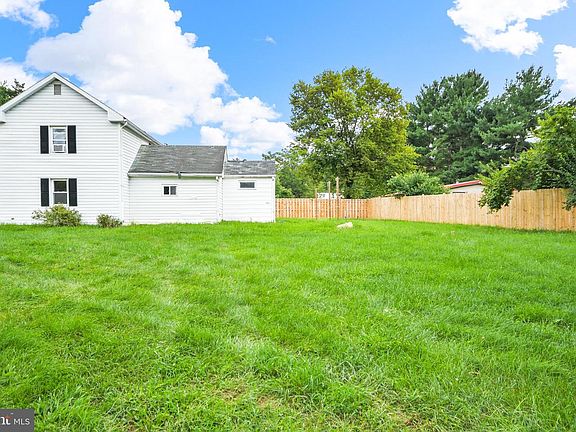 3rd image of 18003 Davis Ln
