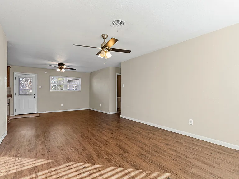 1001 Altamont Dr — Photo 5