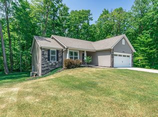 1010 Woods Edge Dr, Hartland, MI 48353