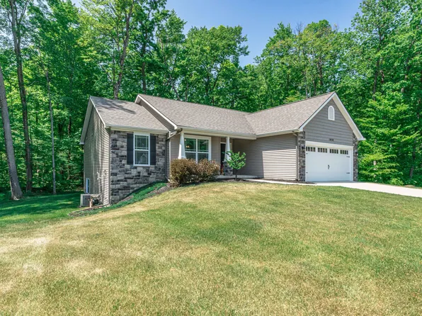 1010 Woods Edge Dr, Hartland, MI 48353