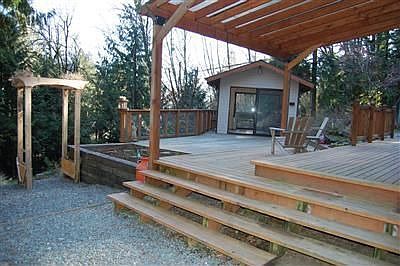 The front decks lead to the Guest house. Perfect place for your family and friends to stay. Could be