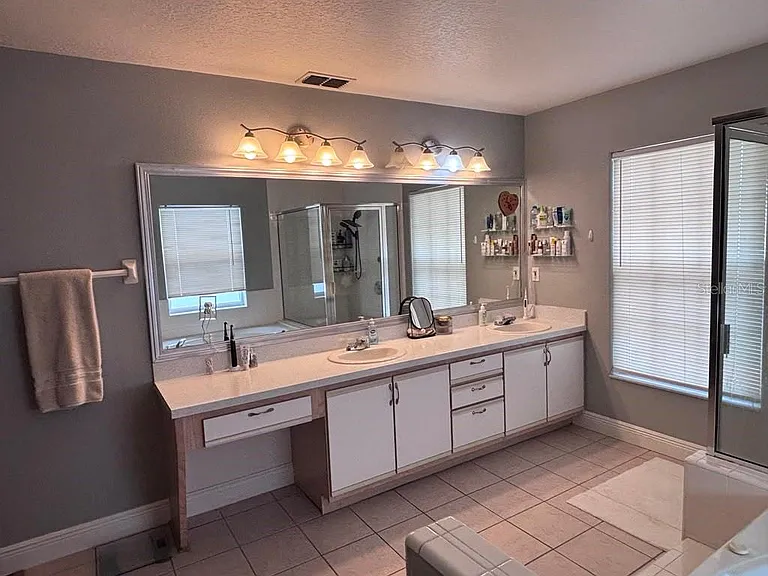 1004 Chateau Cir — Photo 32