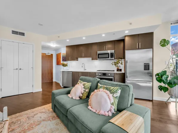 88 W 1st Ave #610, Vancouver, BC V5Y 0K2