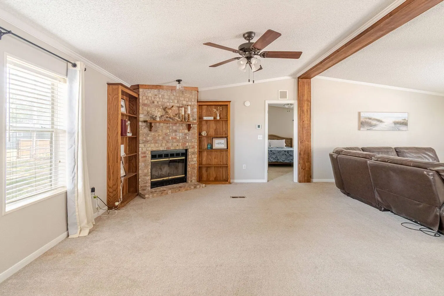 4 bed, 2.0 bath, 1969 sqft, $2,005 — Photo 2