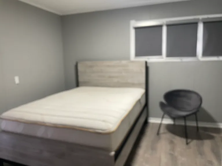 Bedroom w Full size bed