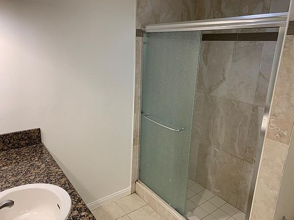 4th image of 560 N Mar Vista Ave