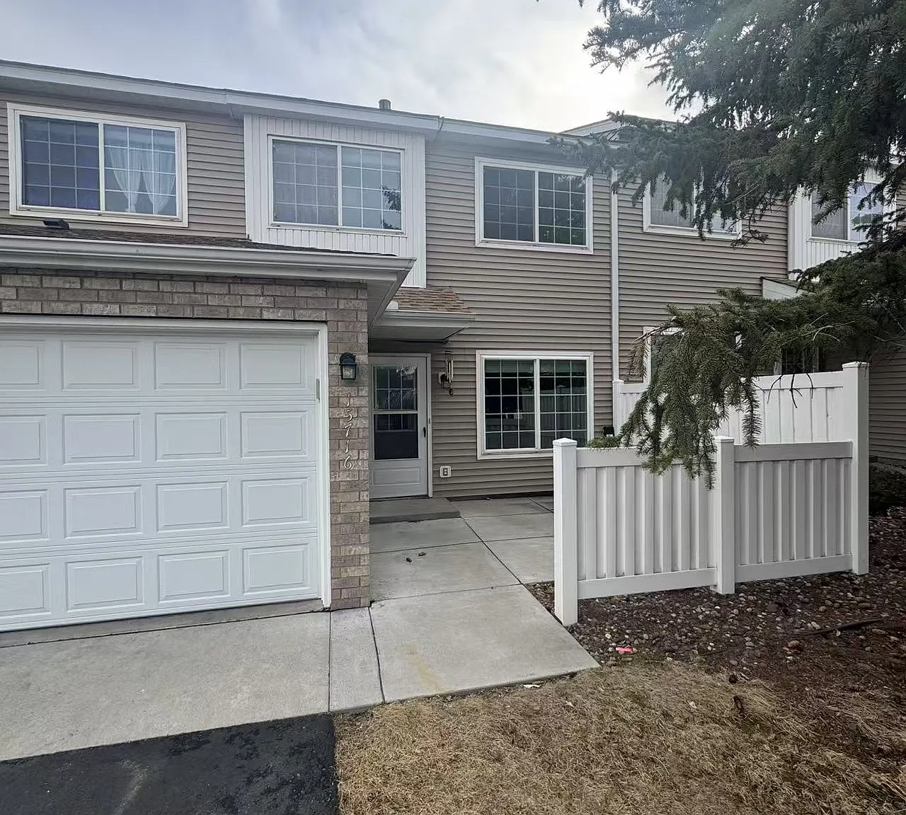 2 bed, 1.5 bath, 1320 sqft, $1,900 — Photo 2