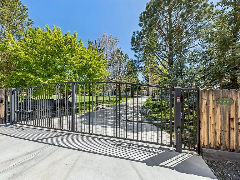 1049 Dressler Ln — Photo 3