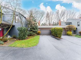 12 Oakshore Dr, Bratenahl, OH 44108