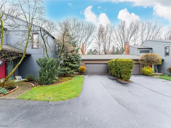 12 Oakshore Dr, Bratenahl, OH 44108