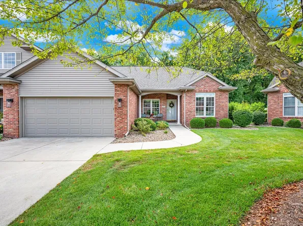 19 Laurel Wood Dr, Bloomington, IL 61704