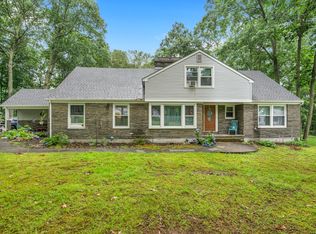 12 N Glenwoods Rd, Gales Ferry, CT 06335