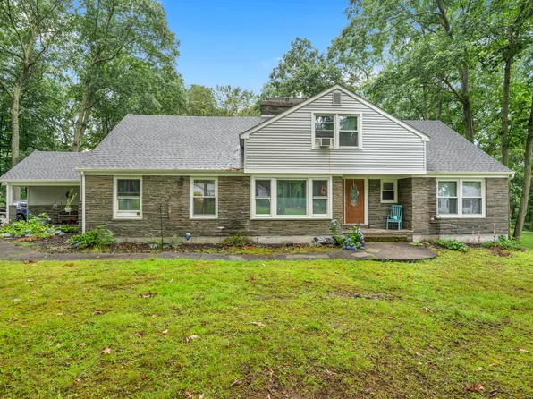 12 North Glenwoods Road, Ledyard, CT 06335