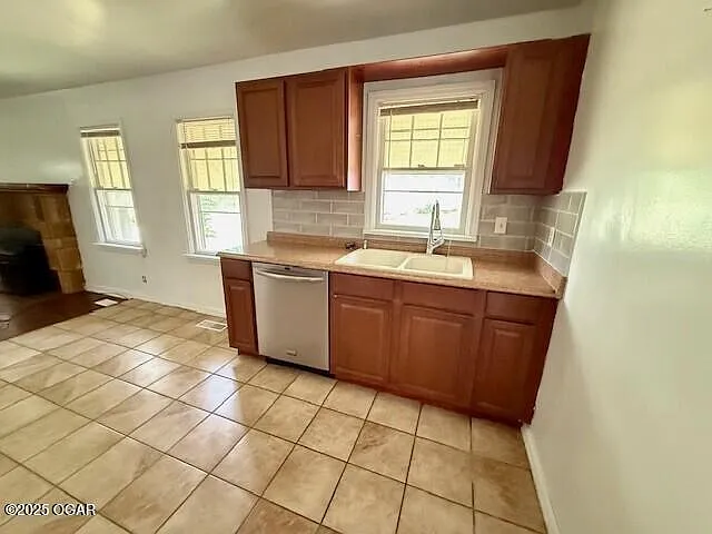 2631 E Vandalia St — Photo 3
