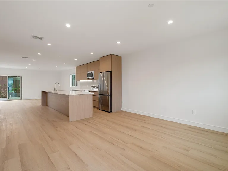 5530 1/2 Sunnyslope Ave — Photo 3