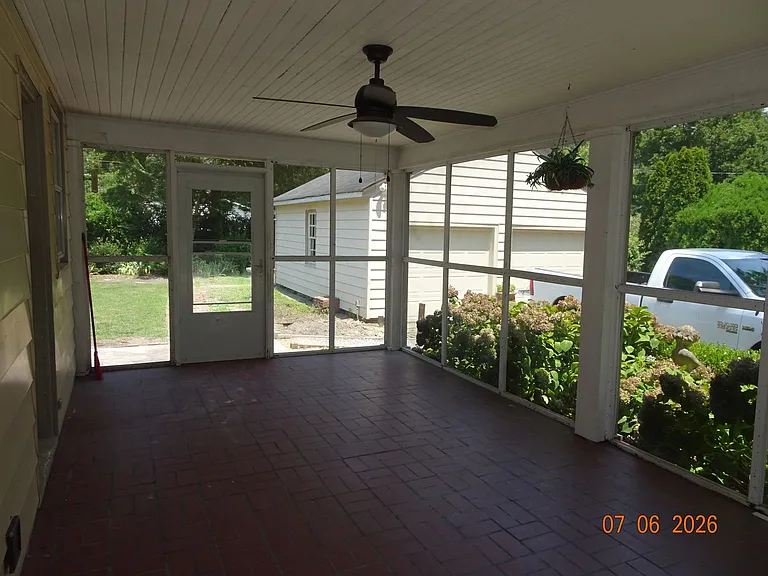 302 Riverside Dr — Photo 23
