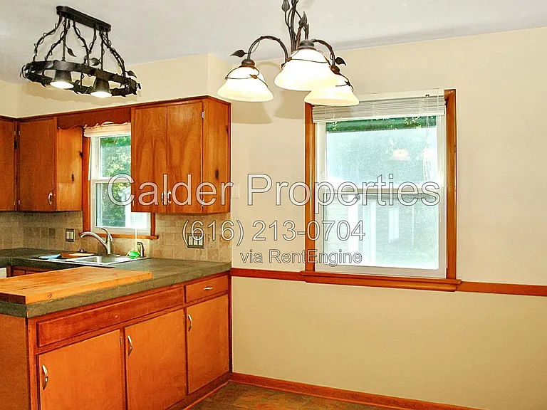 1317 Herrick Ave NE — Photo 4