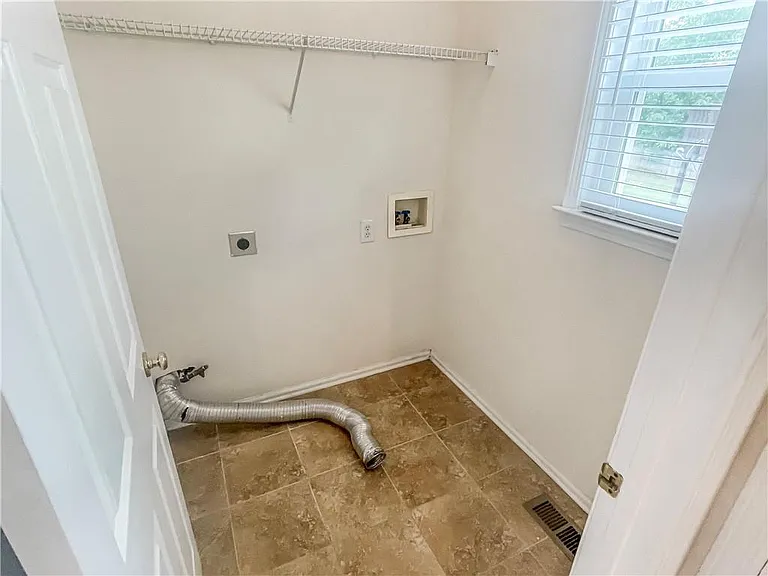 140 Calborne Ct — Photo 11