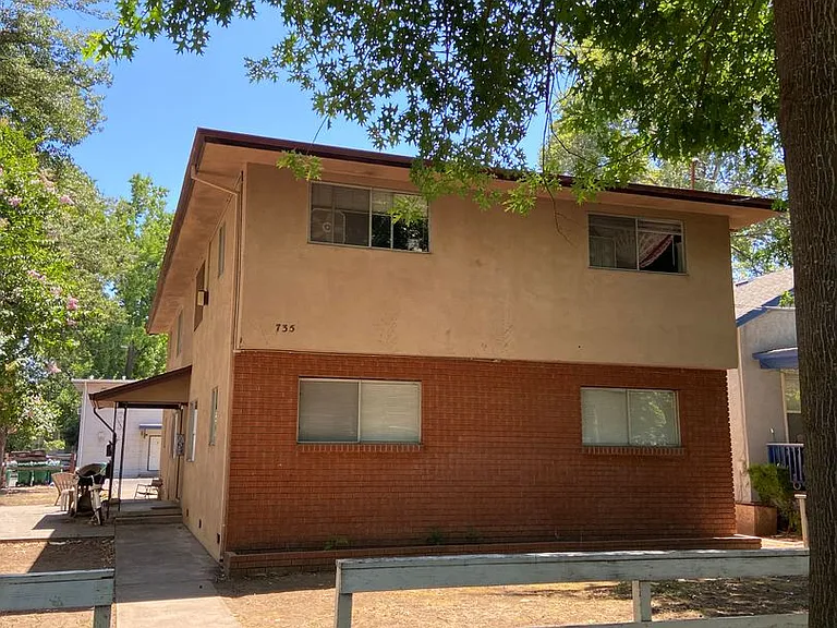 735 W 6th St — Photo 1