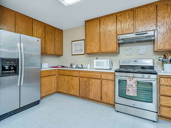 5th image of 817 Twin Oaks Ln
