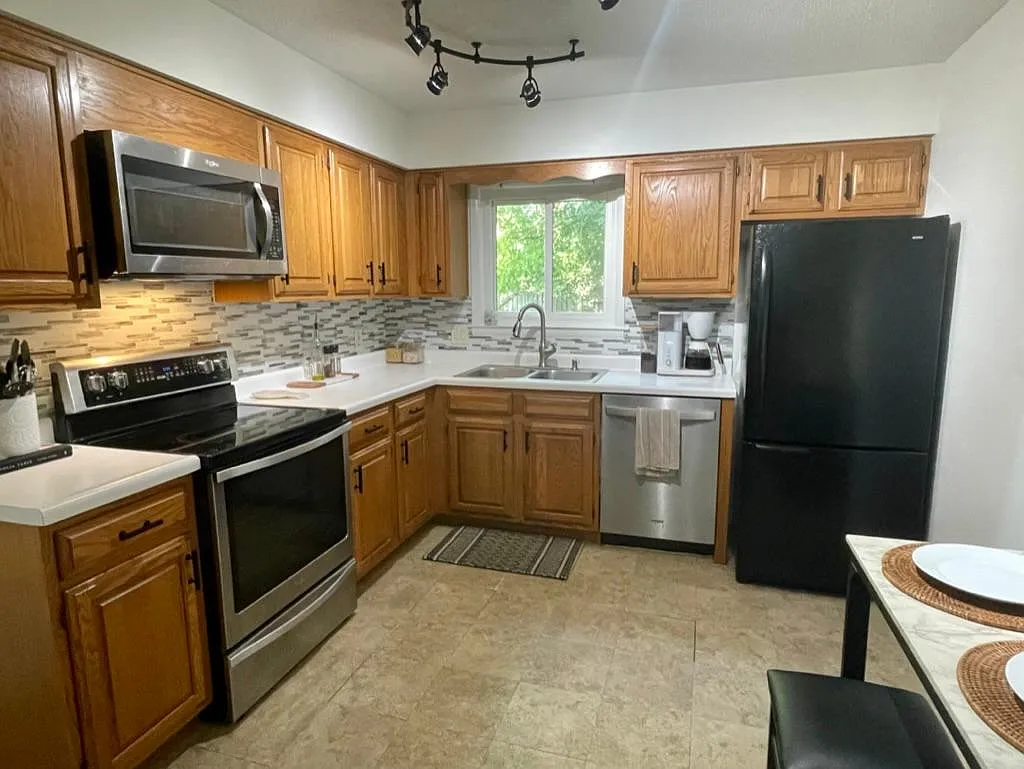 605 Barlin Dr — Photo 3