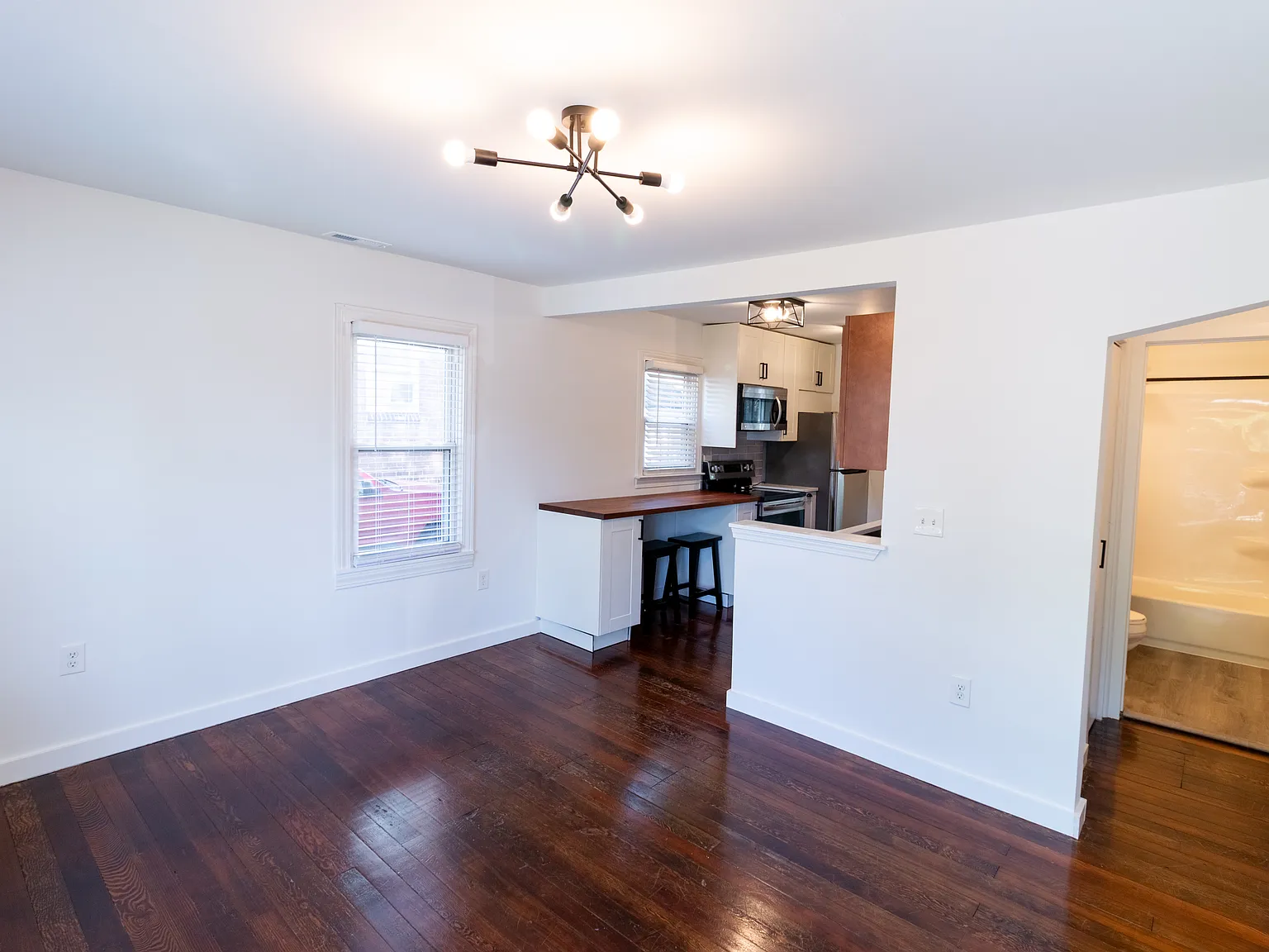 2 bed, 716 sqft, $1,400 — Photo 2