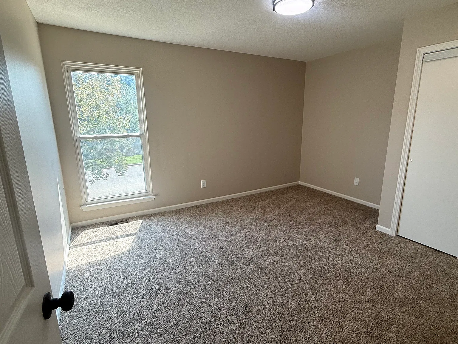 3 bed, 1390 sqft, $1,900 — Photo 4