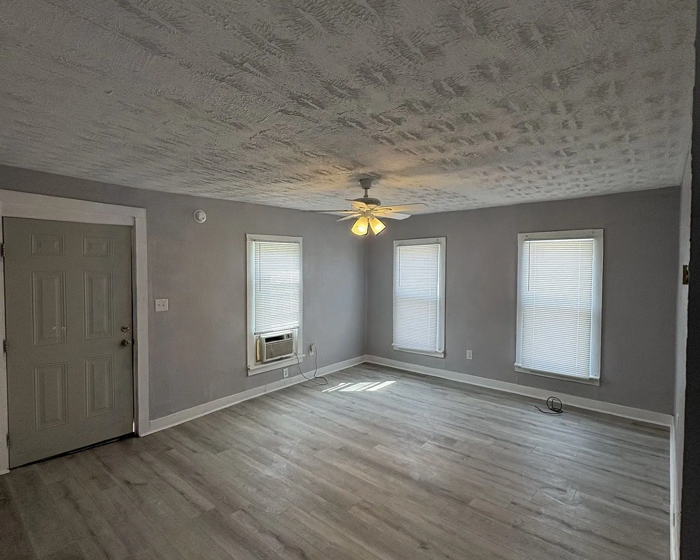 909 Lane Avenue - 1 — Photo 2