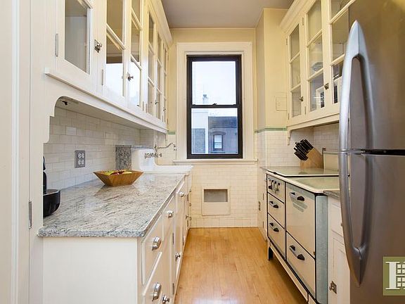 4th image of 212 E 48th St APT 4D