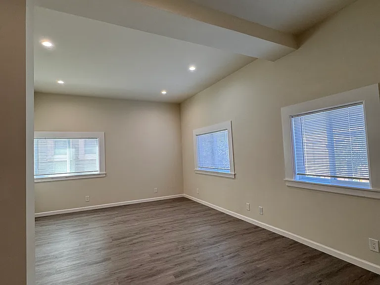 559 Cordova St — Photo 2