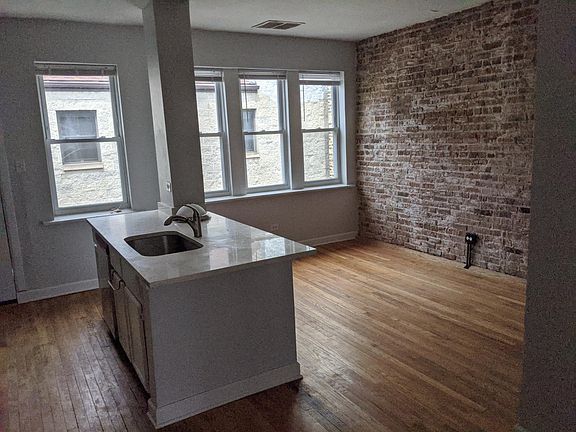 3rd image of 3104 W Dickens Ave
