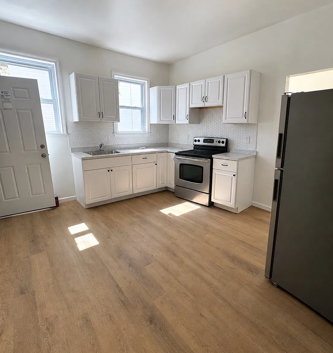 3 bed, 1000 sqft, $2,300 — Photo 1