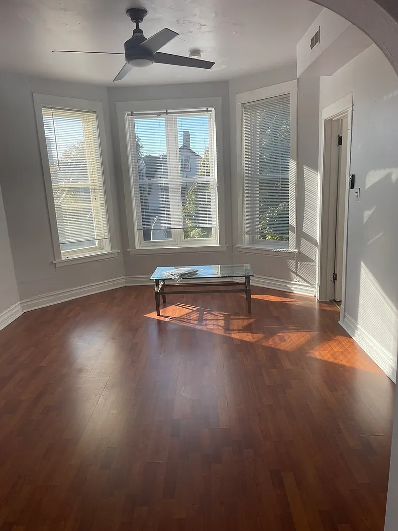 3 bed, $1,800 — Photo 2
