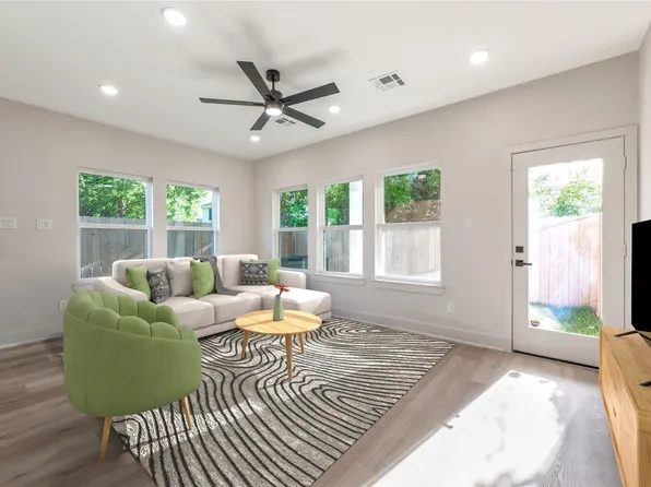 7930 Corinth St, Houston, TX 77051