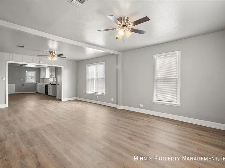 1302 Avenue E #1 — Photo 13