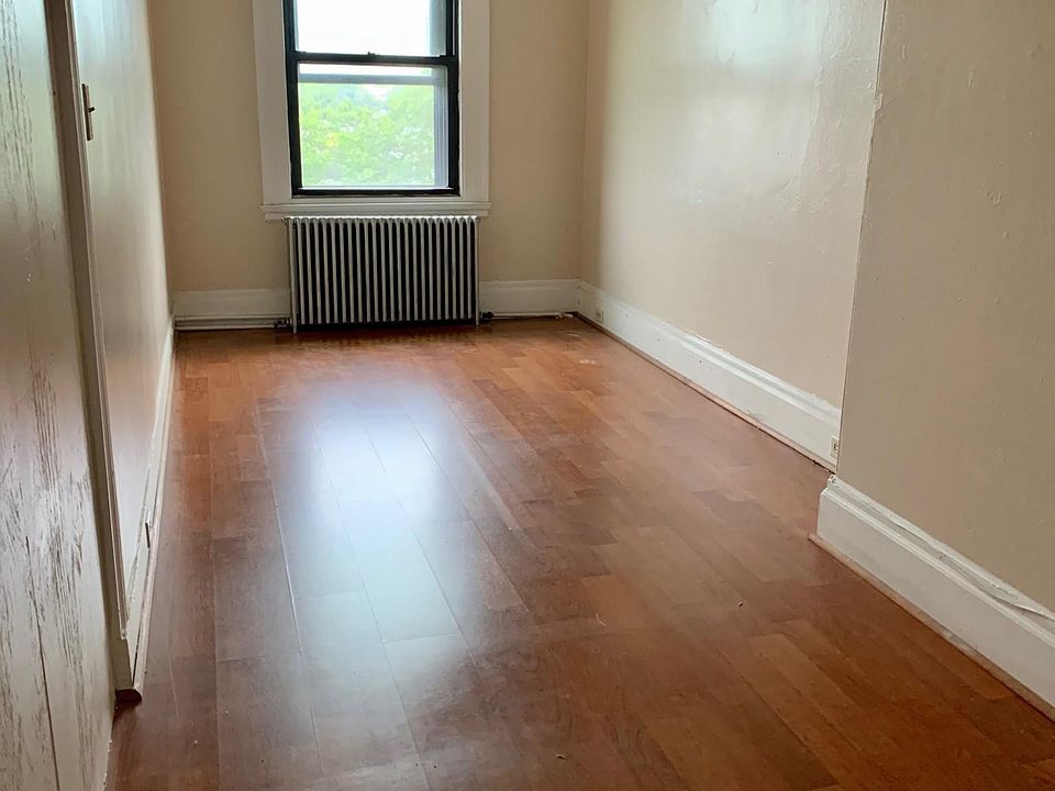 2nd image of 452 Beacon St APT 5R