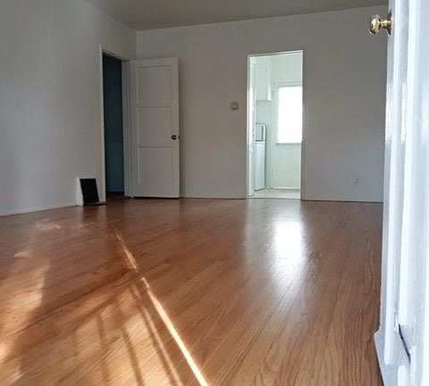 3rd image of 11643 Magnolia Blvd